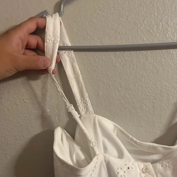 White eyelet dress with open back and thicker straps. Brand new, never worn! - Picture 6 of 7